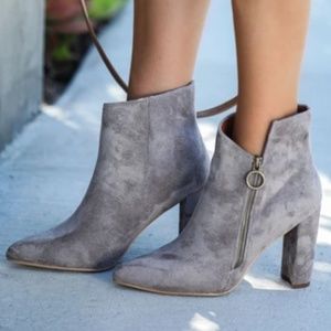 GRAY SUEDE V-CUT SIDE ZIP BOOTIE